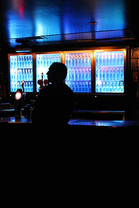 Uppskattningsvis konsumerar mellan 300 000–500 000 finländare mer alkohol än de borde. (Foto: Stock xchng)