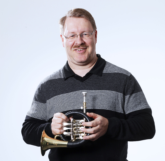 De flesta som jobbar med akustik har en bakgrund inom musiken, säger Olli Salmensaari. 