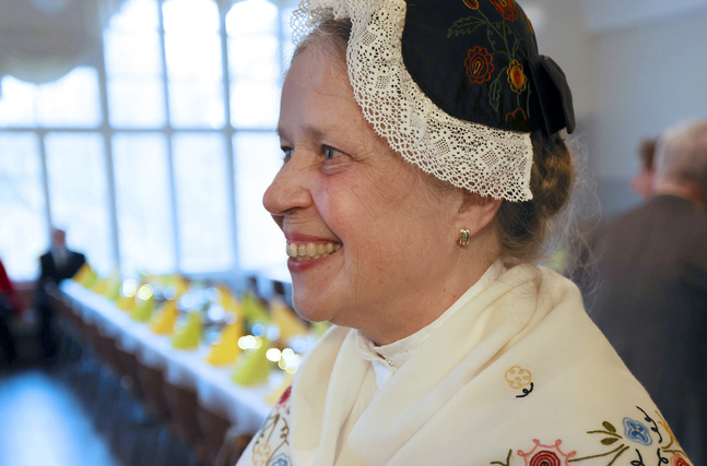 Astrid Nurmivaara klädd 
i Helsingedräkten, på Kårböle 
ungdomsförenings 120-årsfest 9.10.2021. 