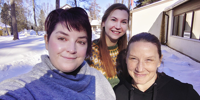 Från vänster Mari Johnson, Sini Aschan och Heidi Salminen vid Lärkkulla. 