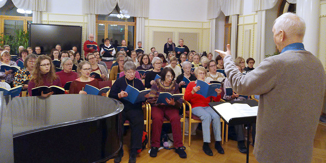 Oratoriekören övar med Eric-Olof Söderström som dirigent.