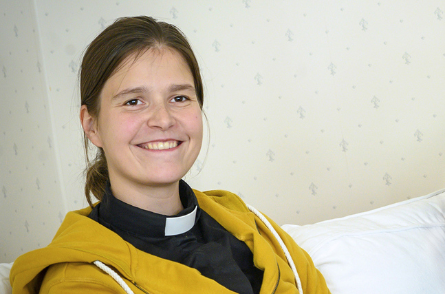 Carolina Lindström är tf kyrkoherde i Saltvik, men också underlöjtnant i reserven.