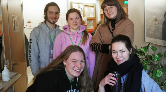 Daniel Vuoristo, Karin Särs, Jamika Sandbäck i den bakre raden och Amanda Ahlgren och Mona Nurmi den främre.