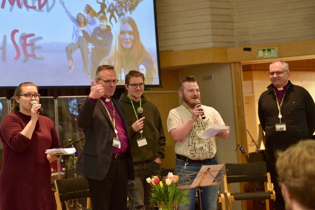 Rebecka Stråhlman, Jakob Nylund och Johannes Winé ledde showen med ärkebiskop Tapio Luoma och biskop Bo-Göran Åstrand.