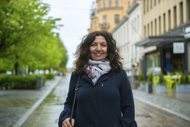 Emina Arnautovic
jobbar som Sfp:s kontaktchef i Österbotten. Hon pendlar till jobbet i Vasa från hemmet 
i Närpes.