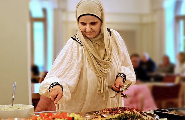 Samia Abuelfahem kockade palestinskt-jordanskt till Fredskaféet.