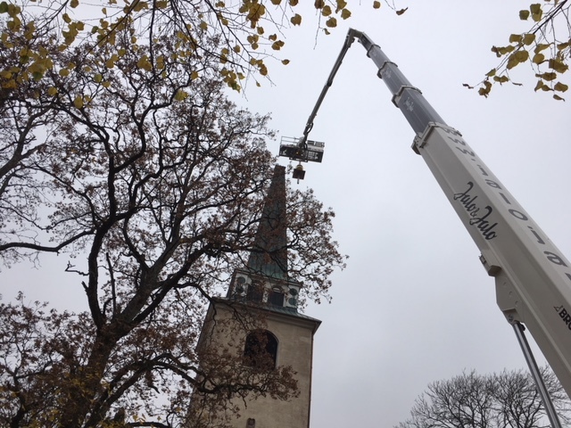 Så här såg det ut när Degerby kyrka återfick sitt gyllene kors.