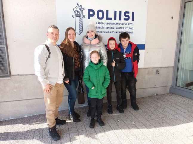 Daniel och Rebecka Björk tillsammans med sin ukrainska gästfamilj.