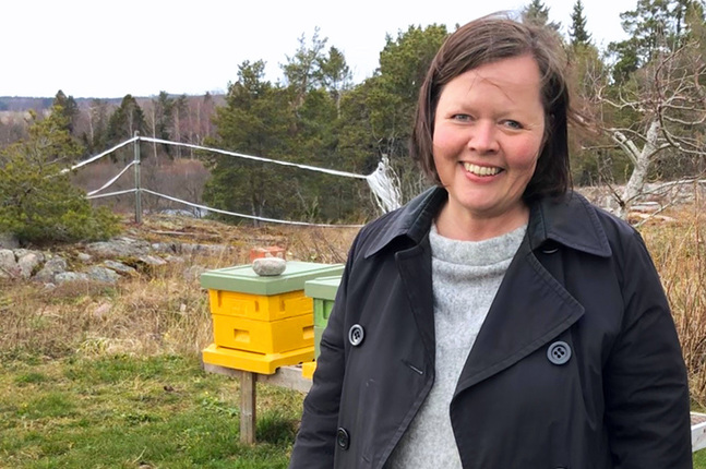 Carina Aaltonen trivs bland bikuporna hemma på gården.