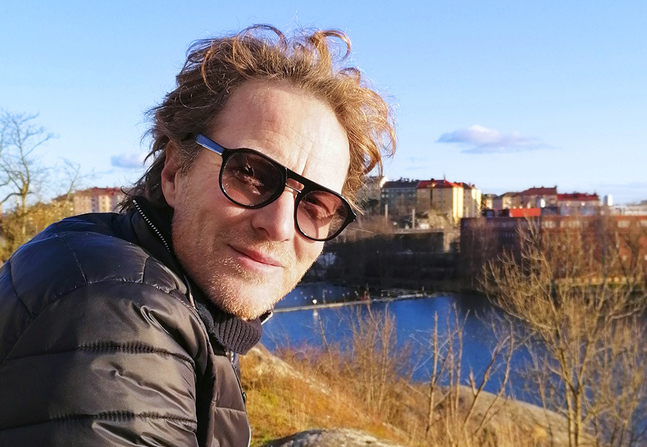 Johan Fagerudd bor i Stockholm, men jobbar som frilansande skådespelare i både Sverige och Finland.