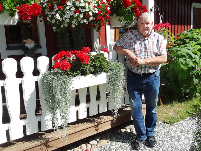 Hemmet i Koskö, med trädgården och vedbacken, hör till Alf Burmans favoritplatser.