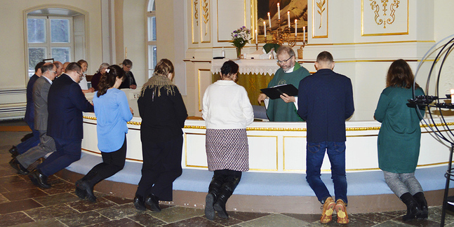 Kyrkoherde Mats Björklund och förtroendevalda under välsignelsen i Korsholms kyrka.