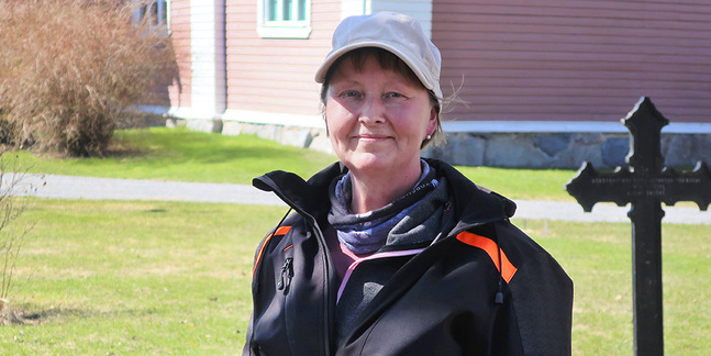 Mia Aspgård är trädgårdsmästare. På Solfs begravningsplats jobbar hon från maj till oktober.