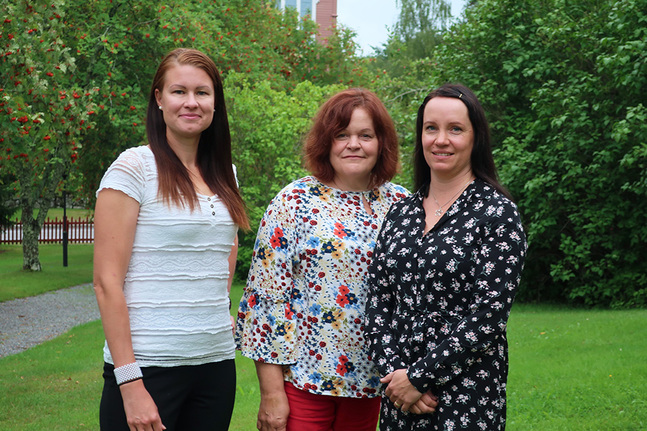 Från vänster dagklubbsbiträde Sanna Huhta, barnledare Annika Lumme och diakoniarbetare Joanna Holm.