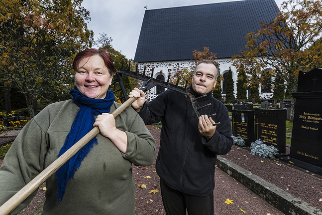 Här svingar Ingeborg och Per-Olof Korander sina verktyg vid Sjundeå kyrka.