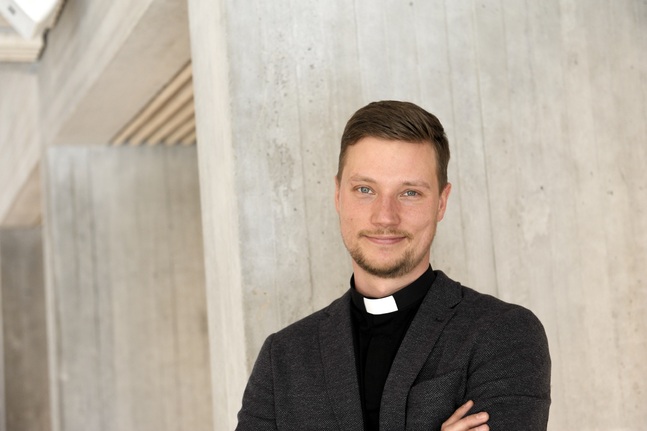 Kyrkoherde Kristian Willis hoppas att det snart ska finnas en engelskspråkig pastor i Vanda svenska.