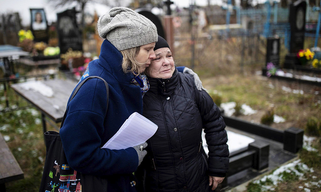 Intervju med Kateryna Dunjak utanför Kiev i december 2019. Här besöker Dunjak döttrarnas grav. Anna-Lena Laurén till vänster.