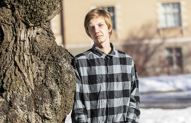 Tim Lillkvist är 23 år och jobbar med att köra olika arbetsfordon. Här står han i den park där han överdoserade för sista gången.