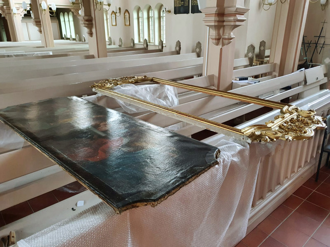Altartavlorna tas ur sina ramar för att rengöras och restaureras.