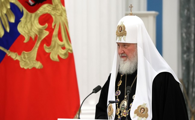 Patriarken Kirill av Moskva kritiseras av bland andra Finlands ortodoxa kyrkas ledning för att göra Rysslands president Vladimir Putins "lögner till sin kyrkas lärosatser".