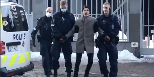 Här en skärmdump av en video som visar hur Rabbe Tiainen förs bort av polis.