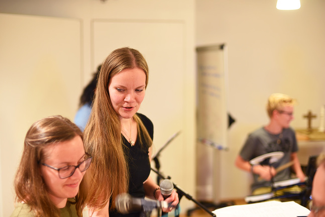 Sofie Ravall och Rebecka Björk hör till de aktiva församlingsmusiker som spelar in nya lovsånger