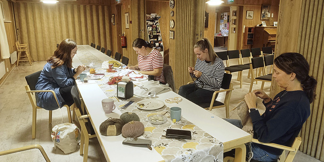 Stick- och virkcaféet bjuder på avkoppling en vanlig torsdagskväll. FOTO: LINDA WEST