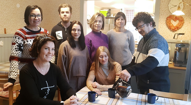 Torolf Back från Vänstugan serverar kaffe till ukrainska och finländska gäster. T.v. om honom står diakoniarbetare Debora Hannus, nere t.v. Inga-Lene af Hällström. FOTO: PRIVAT