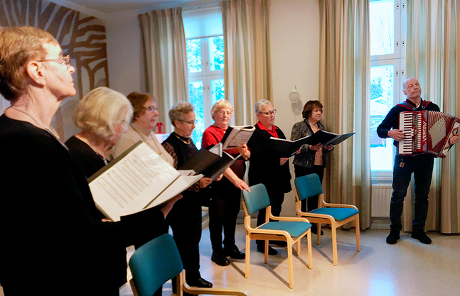 Seniorkören i Pörtom ackompanjeras av Jan-Ola Granholm. FOTO: KRISTINA ÖRN