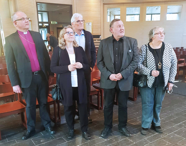 Sideby kyrkas 50-årsjubileum firades med en festkväll den 29 april. Biskop Bo-Göran Åstrand, Siv Hellman, Alf Kangasniemi, Bo Storsjö och Marita Storsjö beundrar interiören efter festen. FOTO: Torolf Back