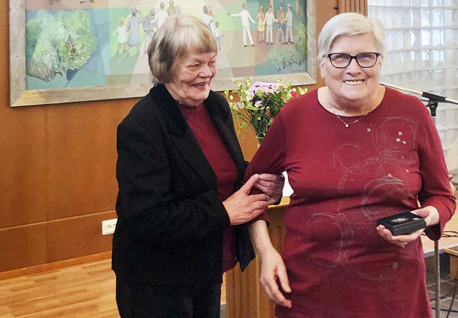 Syföreningarnas 120-årsjubileumsfest firades i kyrkhemmet i Malax 27 mars. Sol-Britt Norrman, Övermalax, och Dagmar Forsberg, Yttermalax, tog emot Pro Diaconia-medaljen som representanter för sina föreningar. FOTO: Anne Bjurbäck
