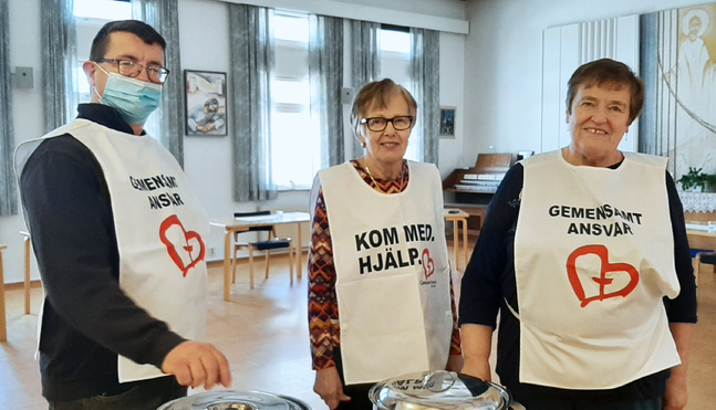 Torolf Back, Anna-Lena Lamminpää och Berit Holmlund är frivilliga i soppkokande för Gemensamt Ansvar.