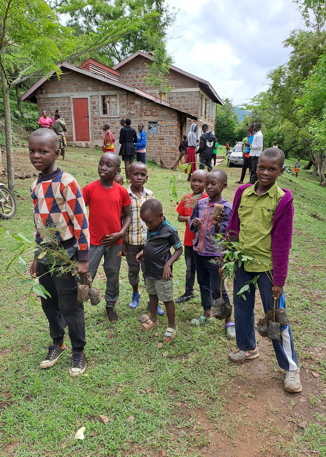 Barn och ungdomar planterar eucalyptus och grevillea i Rukongo, Kenya. 