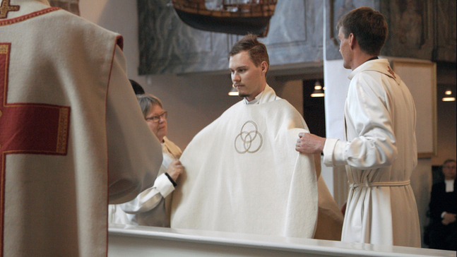 Linus Stråhlman blir prästvigd och börjar jobba som präst i Kyrkslätts svenska församling.
