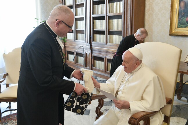 Biskop Bo-Göran Åstrand överräcker den finska delegationens gåva till påven Franciskus.