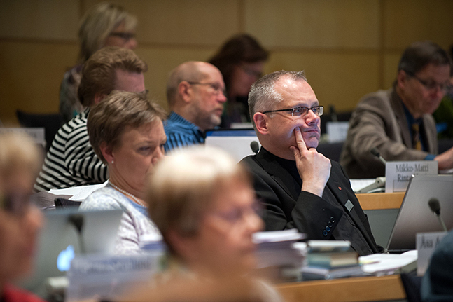 Kyrkomötets vårsession pågår den här veckan i Åbo. På bilden syns Åsa A Westerlund och Bo-Göran Åstrand, två av Borgå stifts sex ombud.