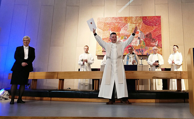 Efter själva ceremonin kunde Björk inte låta bli att sträcka armarna i luften i en lycklig segergest och församlingen svarade med applåder.