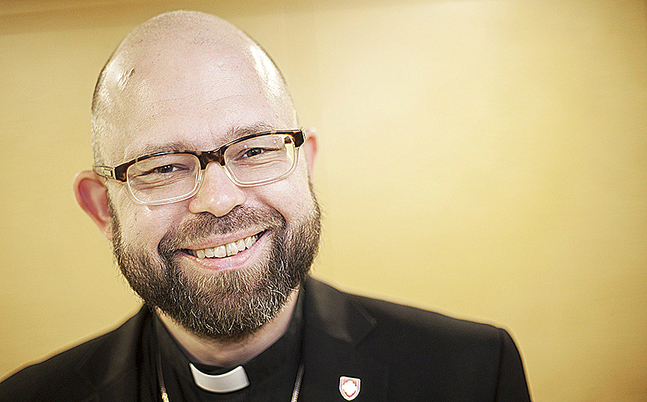 Karl af Hällström är kaplan i Agricola svenska församling.