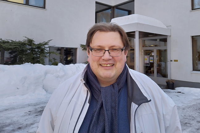 Janne Silfverberg jobbar som kanslist i Petrus församling.