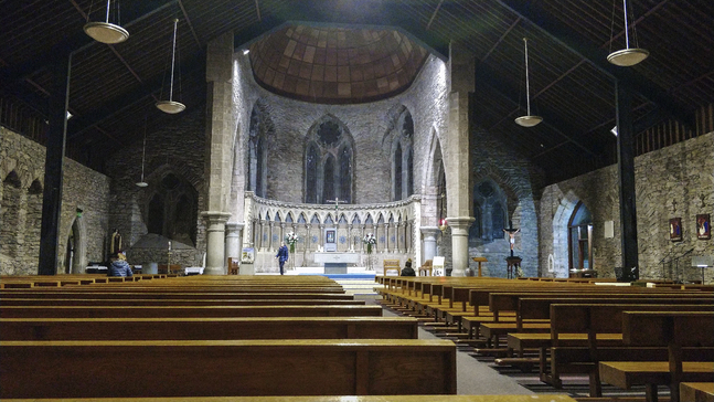 Den här bilden är tagen i St. Marys Church i Dingle, Irland. Där firar kyrkorna tillsvidare mässa, men inte med fler än 100 personer.