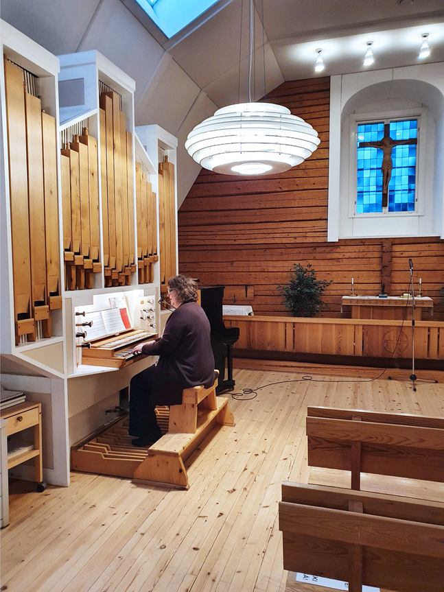 Kantor Anna Karin Martikainen spelar ofta på orgeln i
Lappfjärds församlingshem.
