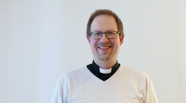 Rune Lindblom är präst i Korsholm. När han inte har prästskjortan på sig kan man också få se honom i motorcykelhjälm.