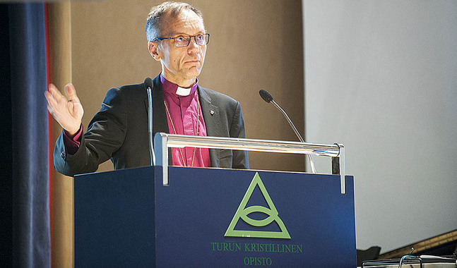 Biskop Björn Vikström uppmanade prästerna i Borgå stift att inte viga samkönade par förrän kyrkomötet har gett grönt ljus.