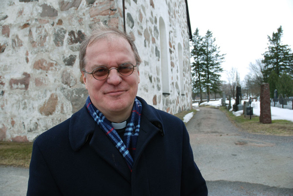 Församlingarna har inte råd att sköta om sina gamla kyrkobyggnader. Torsten Sandell i Ingå undrar varför det inte är en allmän angelägenhet som staten skulle kunna ta hand om eller bidra till.