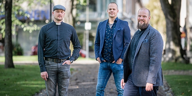 Niklas Wallis, Sebastian Widjeskog och Ville Kavilo är teologer och företagscoachar.